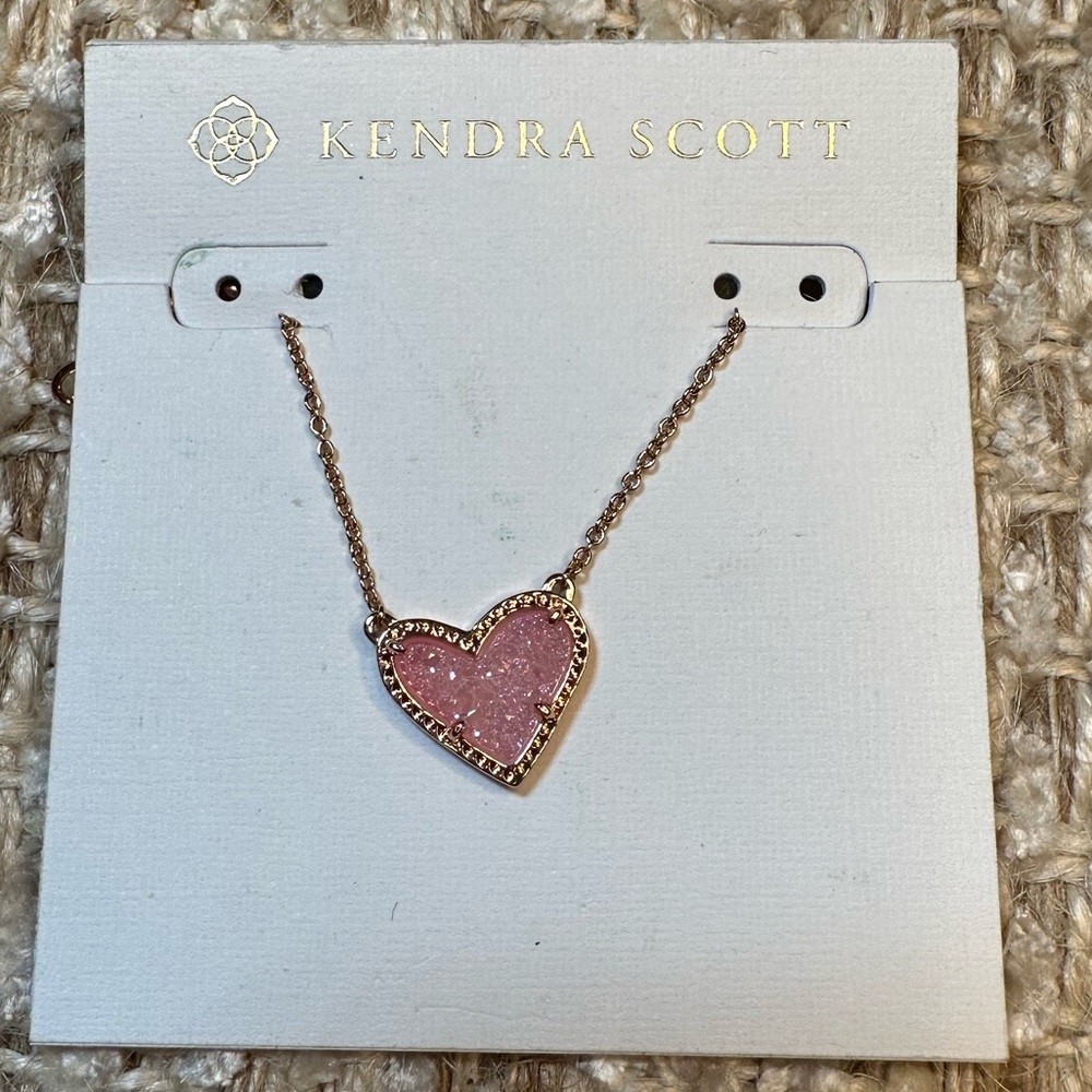 KENDRA SCOTT HEART NECKLACE